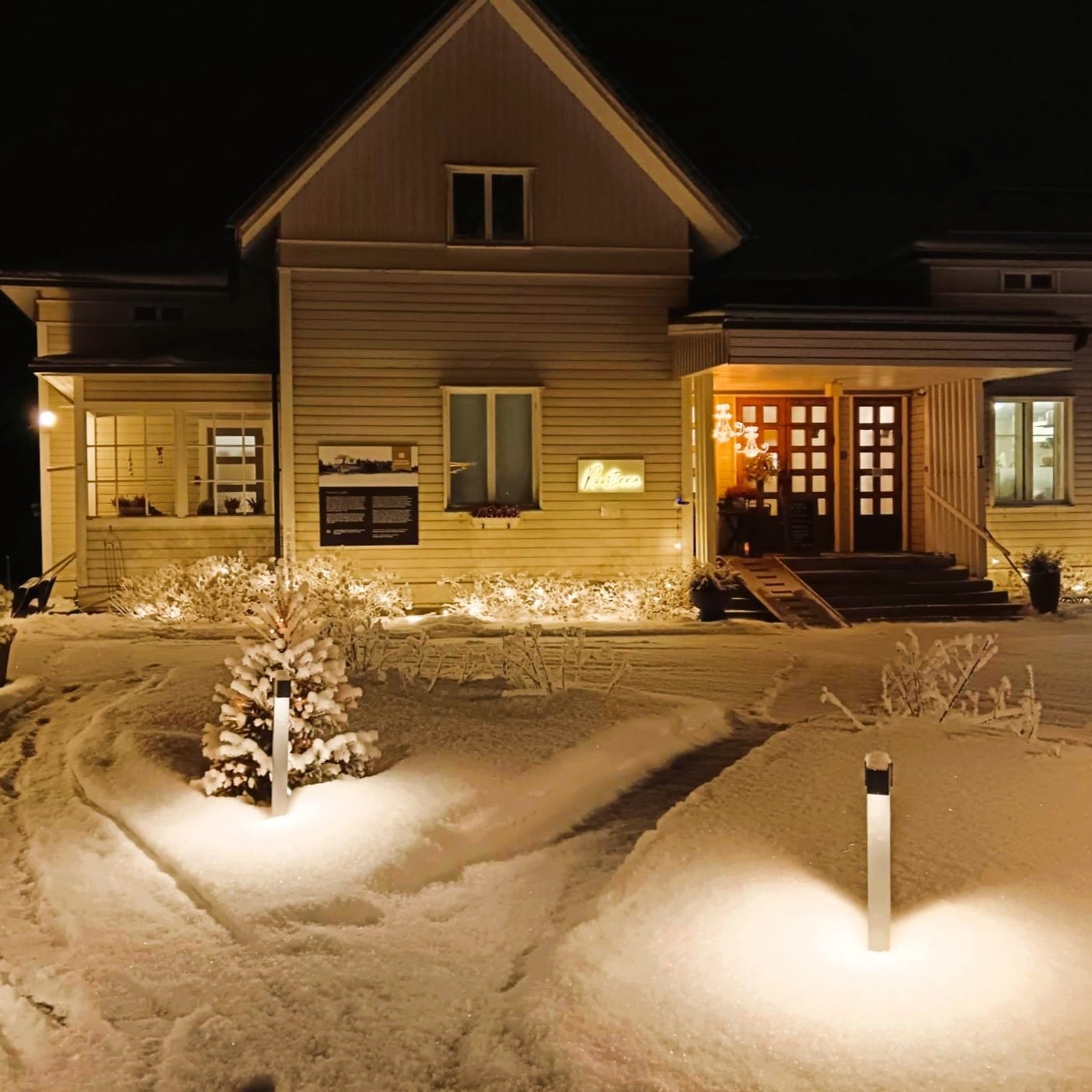 Jouluinen ja luminen piha Saarijärven Ruustinnassa